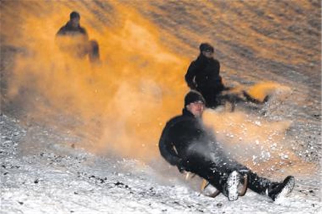 Viel los ist auf der Piste am Sternenfelser Schloßberg beim Flutlichtrodeln. Foto: Fotomoment