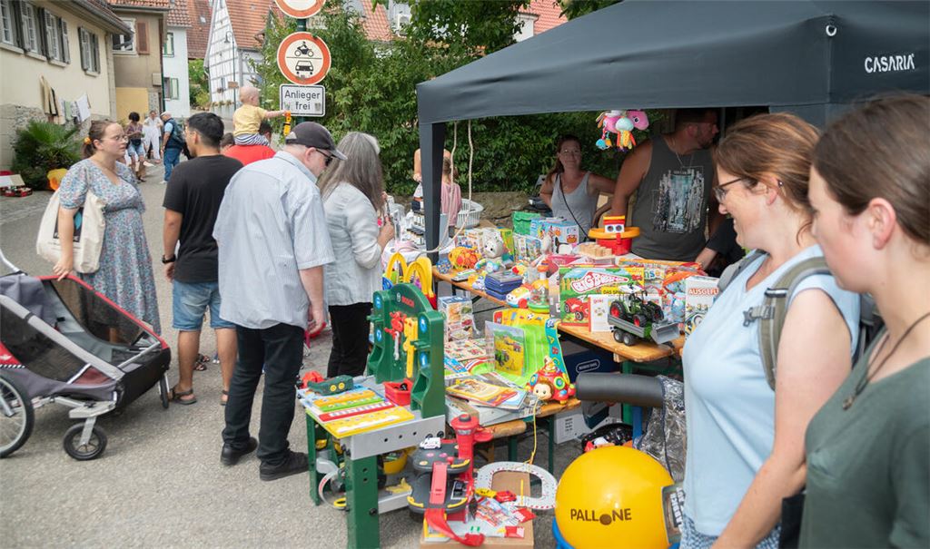 Viel los ist unter anderem an den Ständen in der Oberen Gasse. Foto: Fotomoment