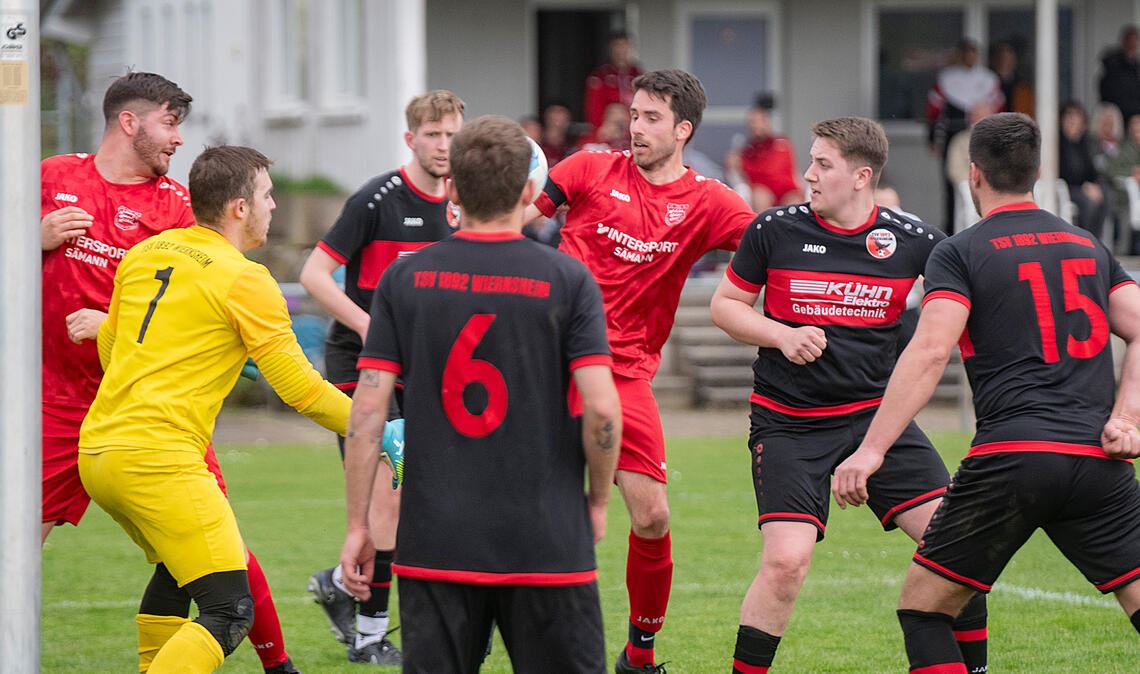 Viel los vor dem Tor des TSV Wiernsheim II: die erste Garnitur des TSV Großglattbach (in Rot) ist beim 9:0 klar überlegen. Foto: Fotomoment