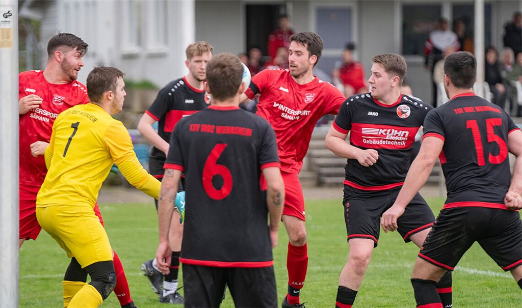 Viel los vor dem Tor des TSV Wiernsheim II: die erste Garnitur des TSV Großglattbach (in Rot) ist beim 9:0 klar überlegen. Foto: Fotomoment