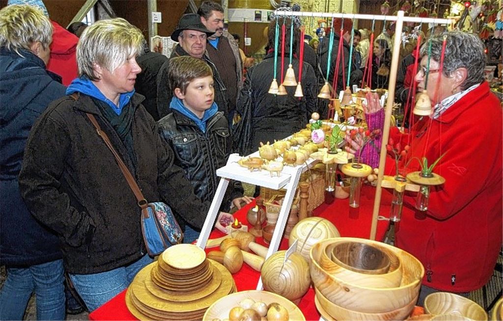 Viel zu entdecken gibt es an den Ständen des Freudensteiner Weihnachtsmarkts.