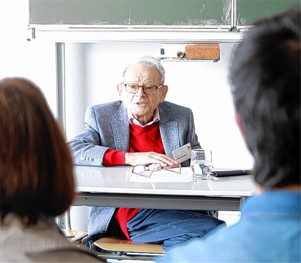 Viel zu erzählen: Der 94-jährige Niederländer Jules Schelvis hat unter anderem das Vernichtungslager Sobibór überlebt und ein Standardwerk darüber verfasst.