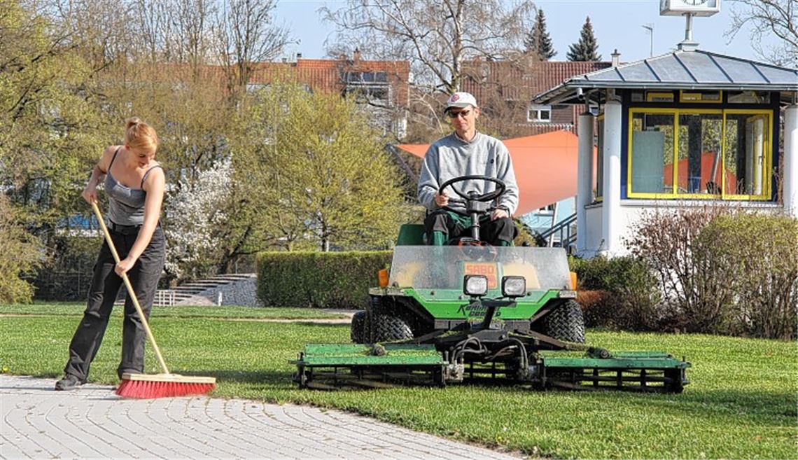 Viel zu tun: Die Auszubildende Christin Gebauer und Gärtner Eberhardt Rapp machen das Freibadgelände fit für den Saisonstart.