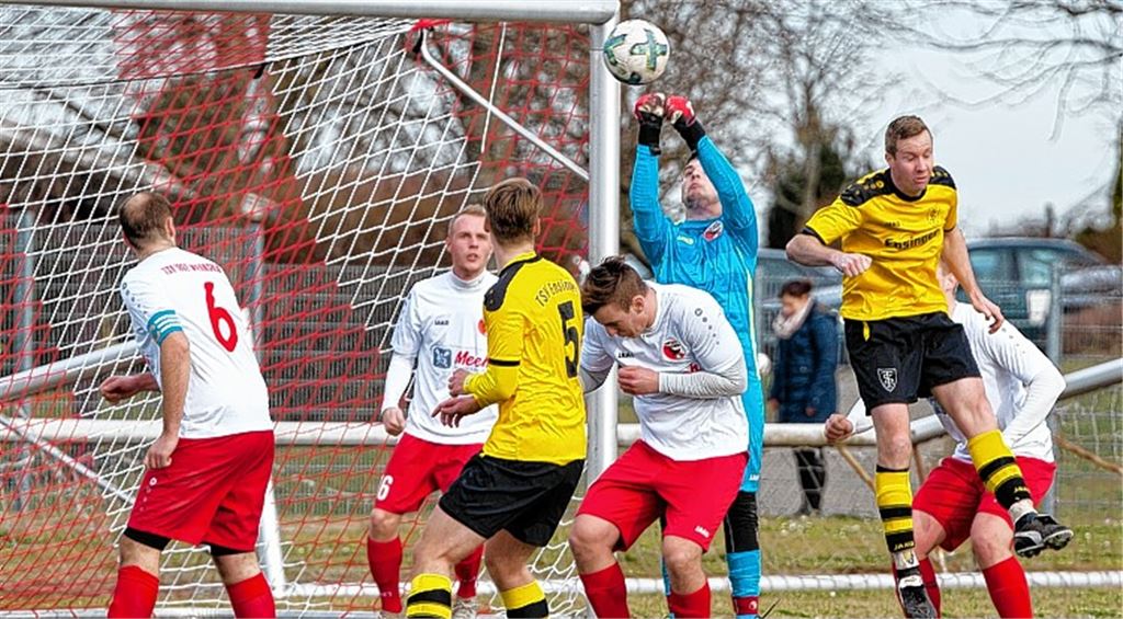 Viel zu tun: Die Wiernsheimer Defensive um ihren Keeper Fabian Reinholz. Fotomoment