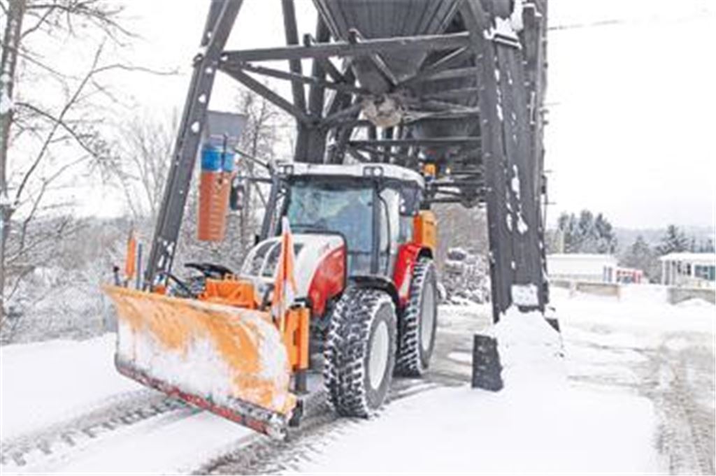 Viel zu tun: Ein Schlepper des Mühlacker Bauhofs tankt neues Streusalz nach.
Foto: Franz