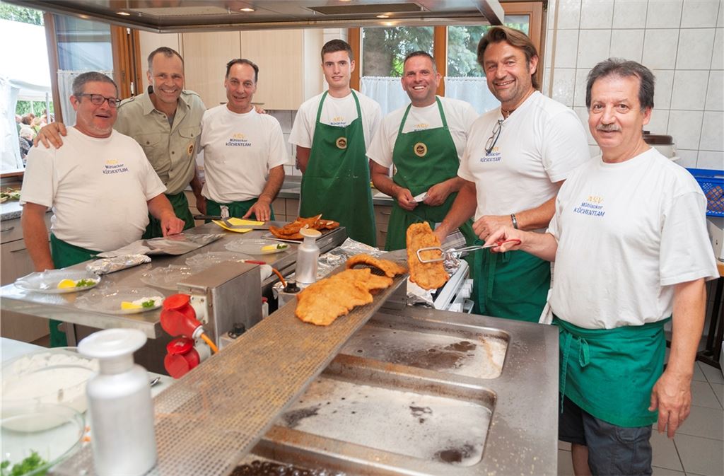 Viel zu tun hat das Küchenteam des ASV Mühlacker. Foto: Fotomoment