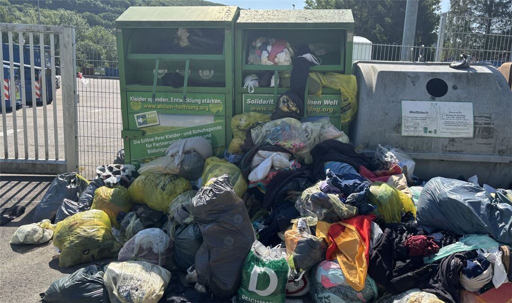 Viele Altkleider-Container in Baden-Württemberg werden überschwemmt mit Müll und unbrauchbaren Billig-Kleidungsstücken.