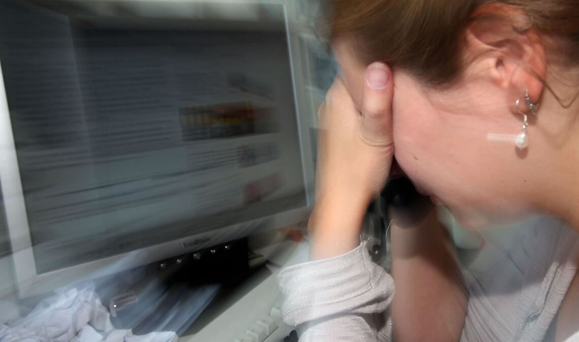 Viele Arbeitnehmer empfinden ihre Jobs als stressig - je jünger, desto häufiger. (Symbolbild)