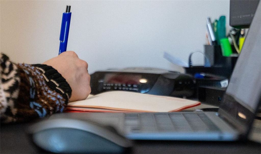 Viele Arbeitnehmerinnen und Arbeitnehmer arbeiten zumindest zeitweise von zu Hause aus. (Symbolbild)