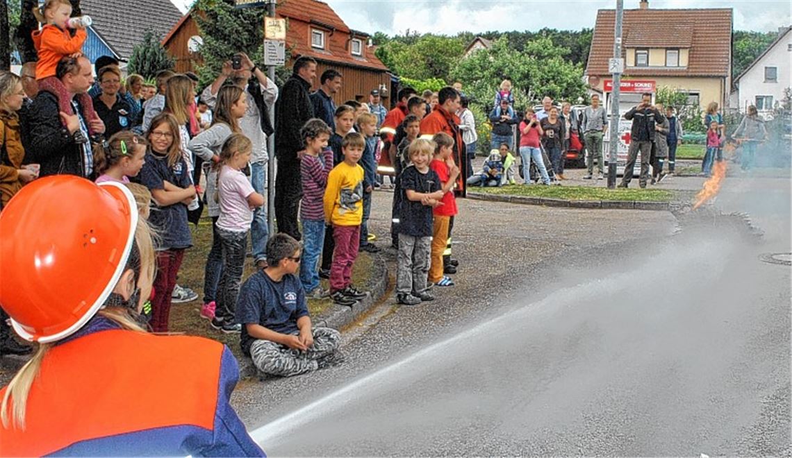 Viele Besucher verfolgen die Schauübung der Feuerwehrjugend in Zaisersweiher.