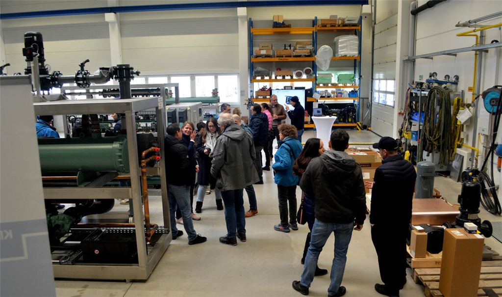 Viele Besucherinnen und Besucher nutzen die Gelegenheit zu einem Rundgang durch den Betrieb. Fotos: Stahlfeld