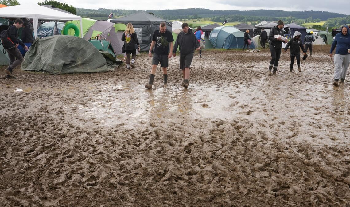 Viele Camper setzen bei Rock am Ring auf Gummistiefel, um trockene Füße zu behalten.