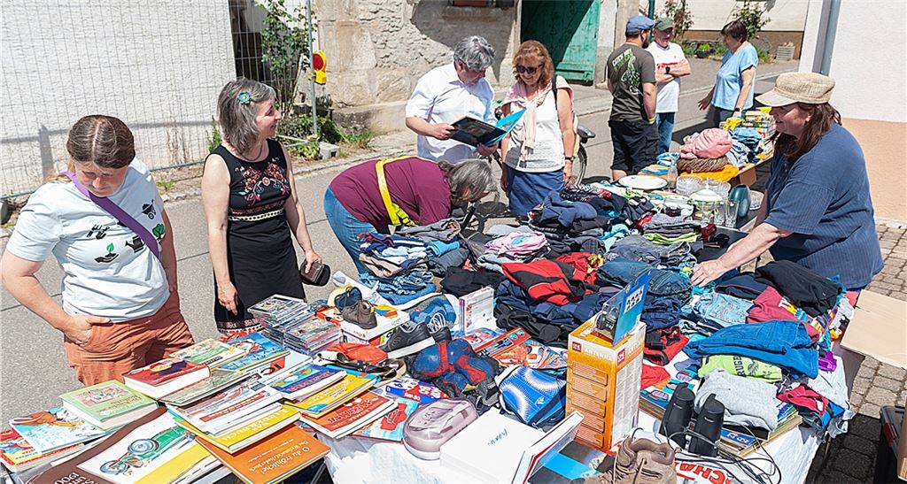 Viele Dorfflohmarktbesucher hat Sandra Kolb (re.) an ihrem Stand in der Zwerchstraße. Foto: Fotomoment