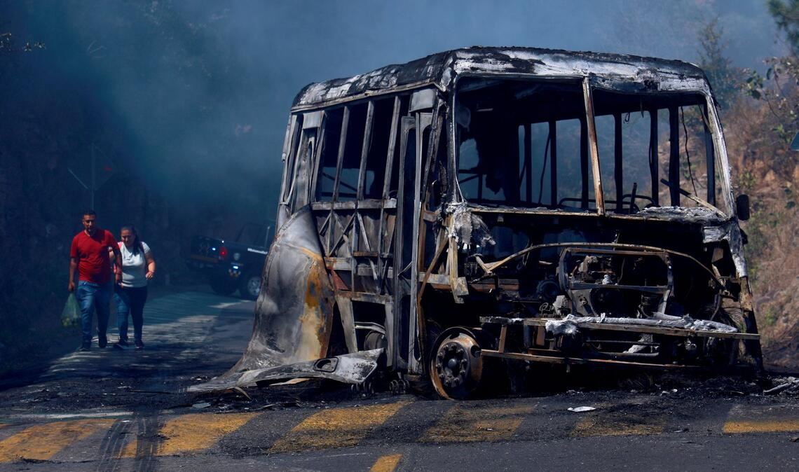 Viele Fahrzeuge und Gebäude wurden in Brand gesetzt.