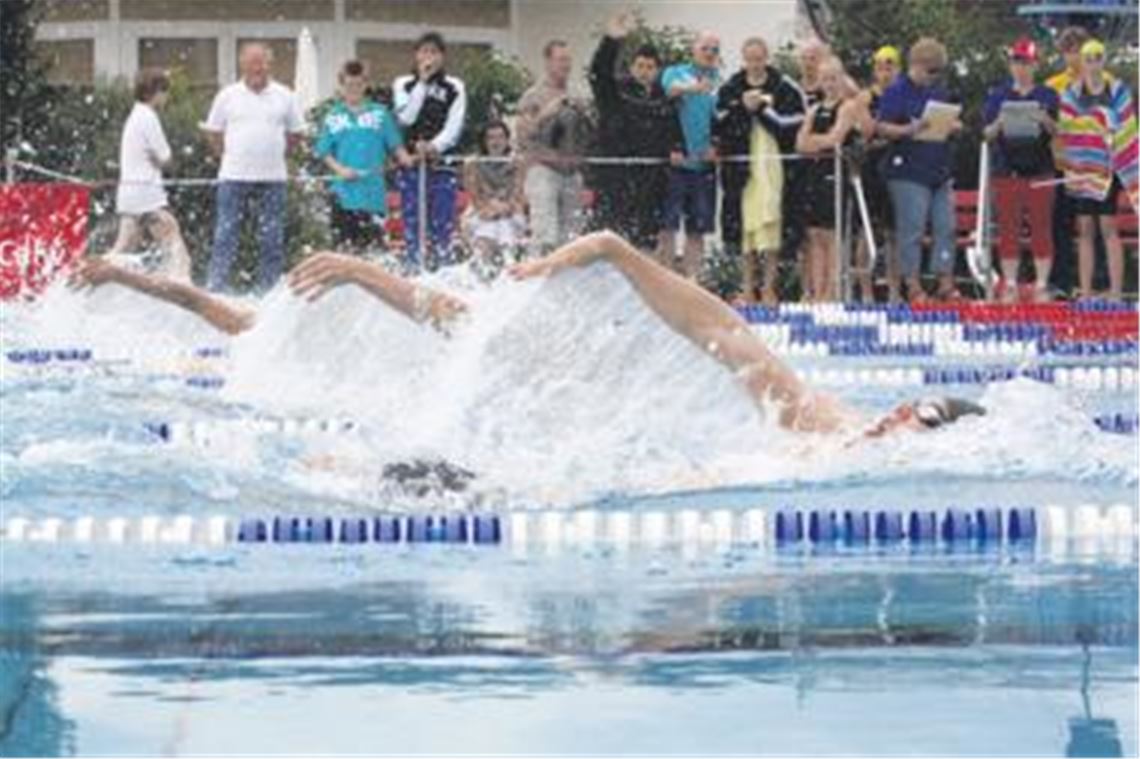 Viele Fans säumen den Beckenrand im Mühlacker Freibad und feuern die Schwimmer an, die mit kräftigen Zügen das Wasser durchpflügen.Fotos: Eigner