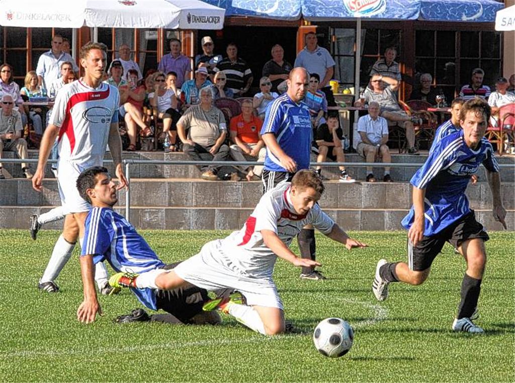 Viele Fouls und Nickligkeiten prägen vor allem die zweite Halbzeit zwischen Enzberg (blaue Trikots) und Ölbronn-Dürrn. Foto: Eigner