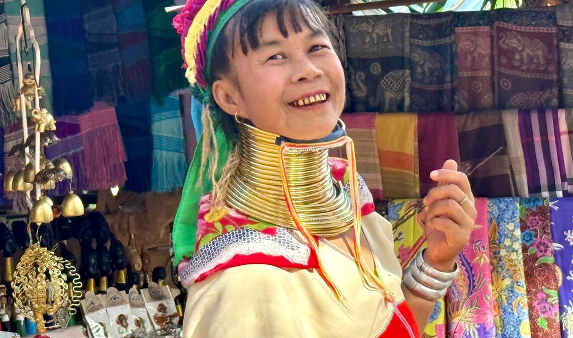 Viele Frauen schützen ihr Kinn mit Tüchern vor den schweren Ringen.