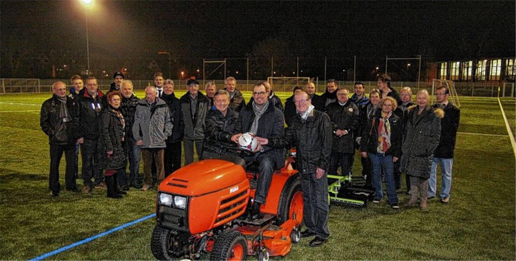 Viele Freunde feiern mit Phönix Lomersheim. Oberbürgermeister Frank Schneider nimmt umrahmt von den Phönix-Vorständen Gerd Thieme (li.) und Ulrich Rümmelin auf dem Pflegegerät Platz. Fotos: Eigner
