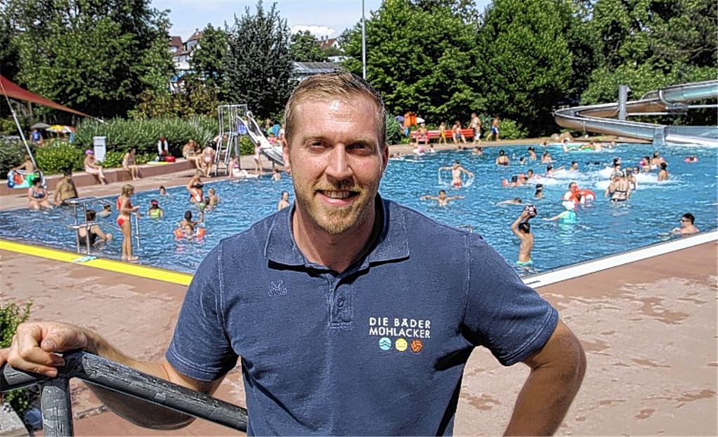 Viele Gäste, die sich in den verschiedenen Becken erfrischen: Sonnenschein und ein Besucheransturm sorgen bei Bäderbetriebsleiter Andreas Pfisterer für gute Stimmung. Fotos: Sadler