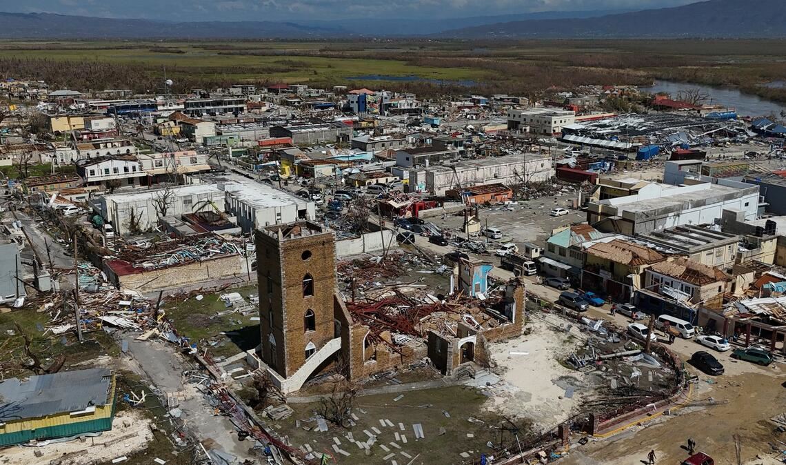 Viele Gemeinden sind auch drei Tage nach der Ankunft des Sturms von der Außenwelt abgeschnitten.
