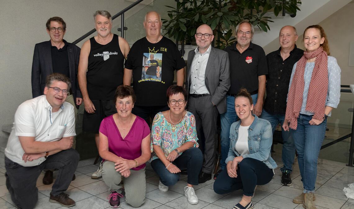 Viele Gewinner: MT-Verleger Hans-Ulrich Wetzel, Jürgen Schmidt (TV Mühlacker), Hans-Peter Müller (FV Lienzingen), Daniel Göbl, Karlheinz Kienle (beide TSV Maulbronn). Bernhard Träger (VdH Iptingen), Sportredakteurin Julia Klassen (oben, v.li.), Volker Langenstein (TSV Großglattbach), Sabine Lindauer (Gym and Dance Mühlacker), Ursula Klein und Bianca Deeg (beide TV Mühlacker). Auf dem Bild fehlen: Miriam Lindauer (Gym and Dance), Bastian Voges (Viktoria Enzberg) und Reinhold Roller (HSV Mühlacker). Fotos: Fotomoment