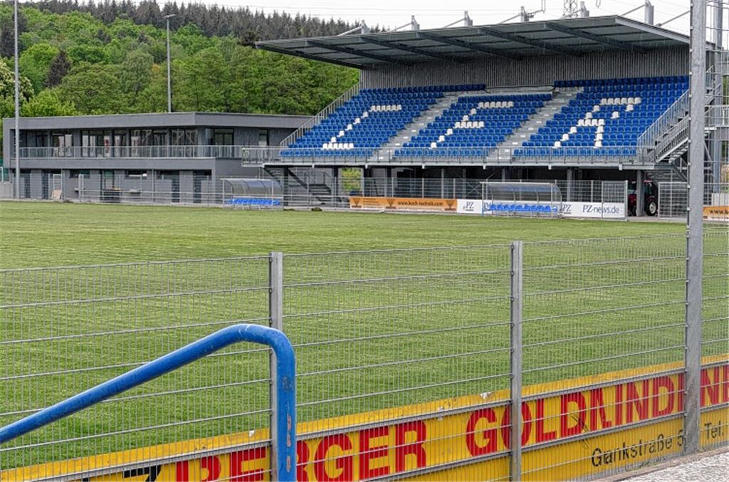 Viele Jahre hat es gedauert, bis die Pläne der Modernisierung des Stadions im Brötzinger Tal zur Realität wurden. Nun könnte der Ball dort rollen, doch die Corona-Krise lässt das nicht zu.Fotos: Roth