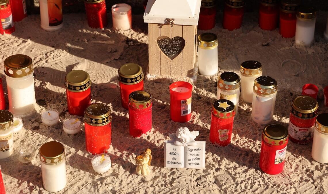 Viele Kerzen erinnern an den achtjährigen Fabian, der einem Gewaltverbrechen zum Opfer fiel.