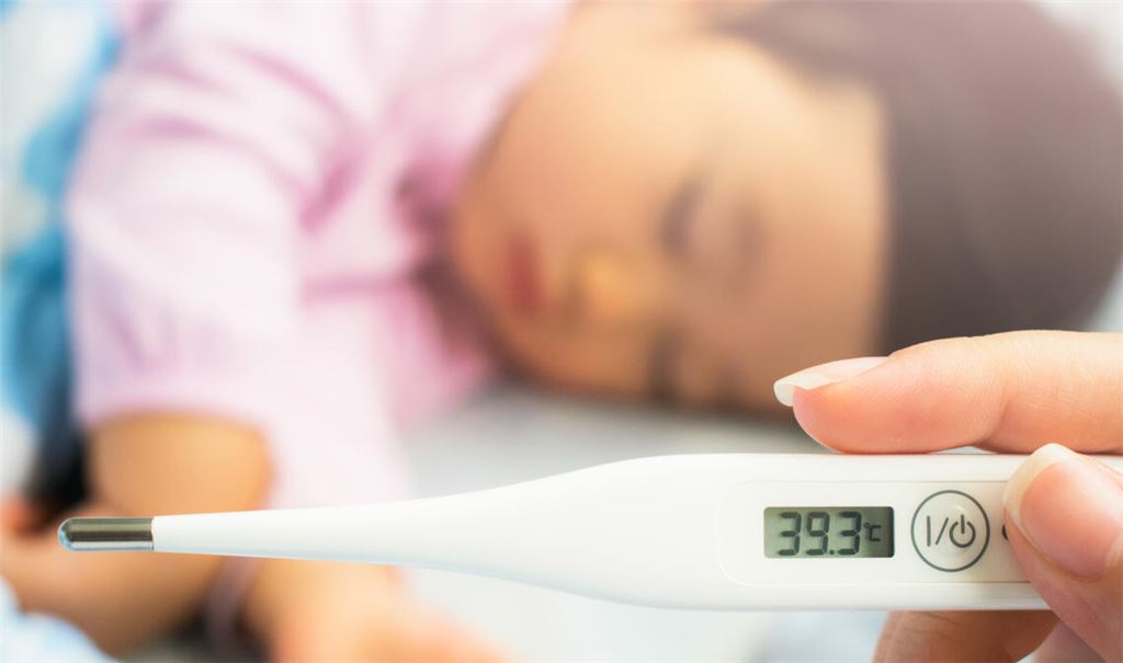 Viele Kinder trifft die aktuelle Infekt-Welle. „Nicht immer gleich zum Arzt“, raten Gesundheitsamt und Kinderärzte aus der Region. Foto: Adobe Stock