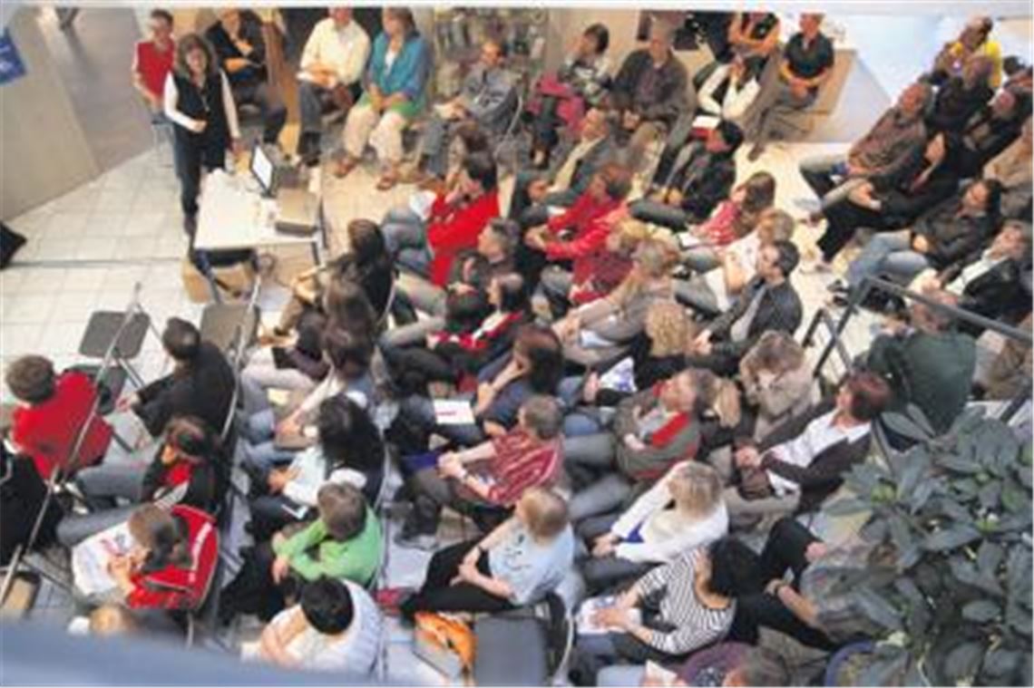 Viele Laufend-Fit-Teilnehmer sind bis zum Schluss bei der Stange geblieben und wollen den Behr-Lauf in Angriff nehmen. Die Tipps von den Trainern am Abschlussabend sind da hilfreich.
Fotos: Eigner