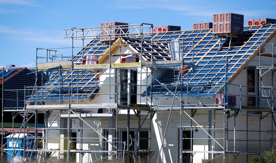 Viele Materialien haben sich mit dem Iran-Krieg verteuert, auf Hausbauer kommen Kostensteigerungen zu. (Symbolbild)