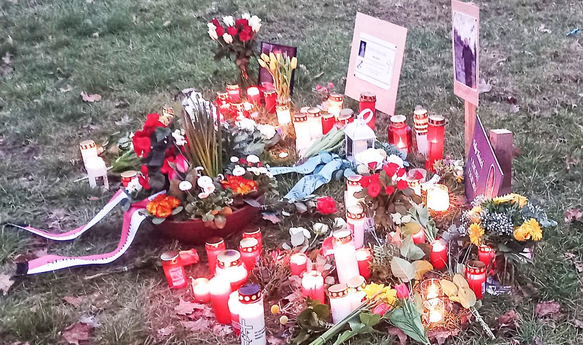 Viele Menschen bringen am Tatort in Häfnerhaslach ihre Trauer zum Ausdruck. Foto: Glemser