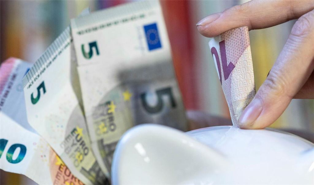 Viele Menschen haben nach eigenen Angaben kein Geld übrig, um sich etwas anzusparen. (Symbolbild)