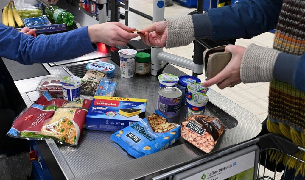 Viele Menschen in Deutschland kaufen mehrmals pro Woche Lebensmittel. (Symbolbild)