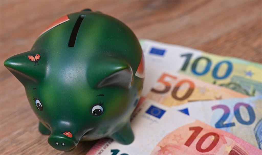 Viele Menschen in Deutschland sparen regelmäßig. (Symbolbild)