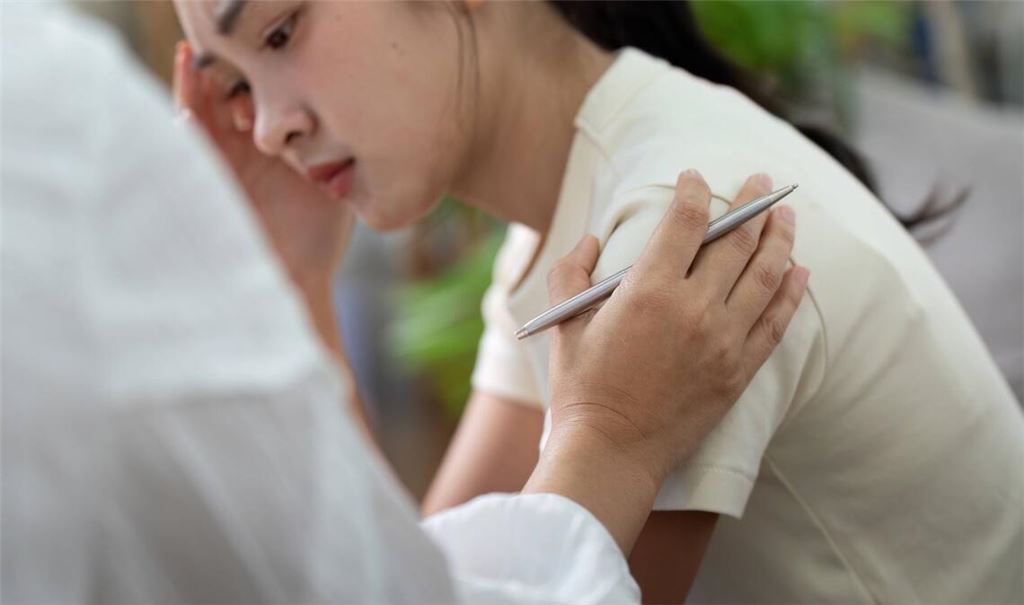 Viele Menschen mit psychischen Erkrankungen wie Depressionen müssen jetzt schon monatelang auf einen Therapieplatz warten.