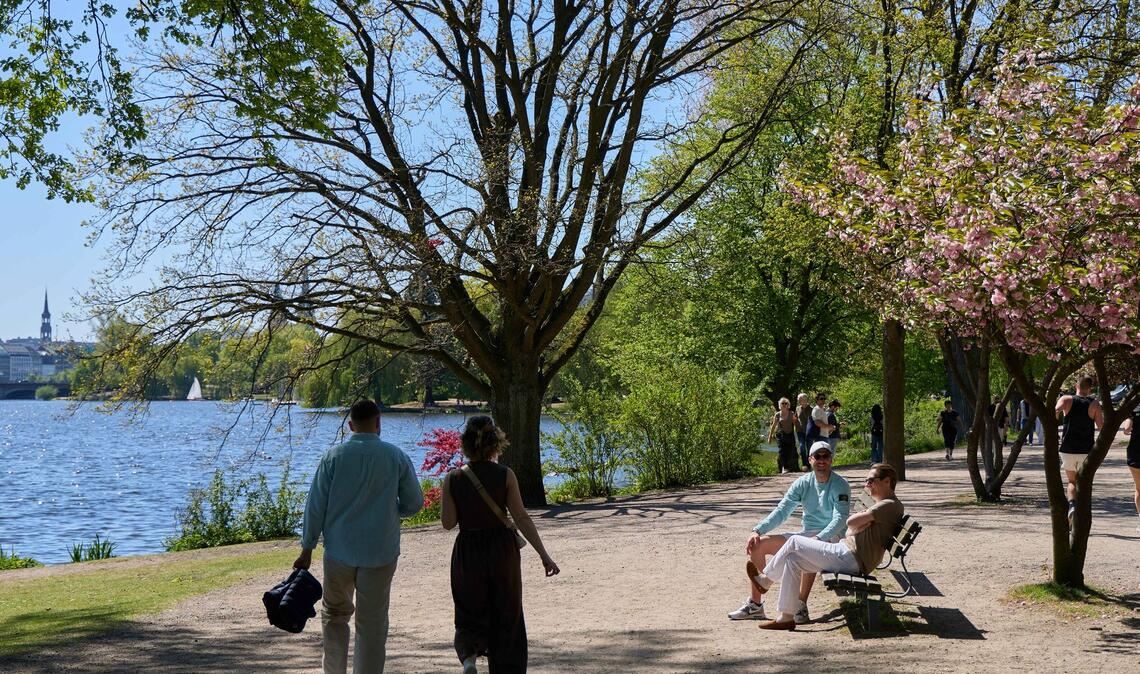 Viele Menschen nutzten das schöne Wetter für Ausflüge.