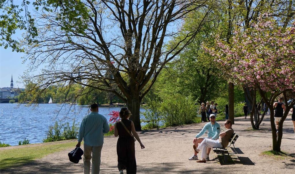 Viele Menschen nutzten das schöne Wetter für Ausflüge.