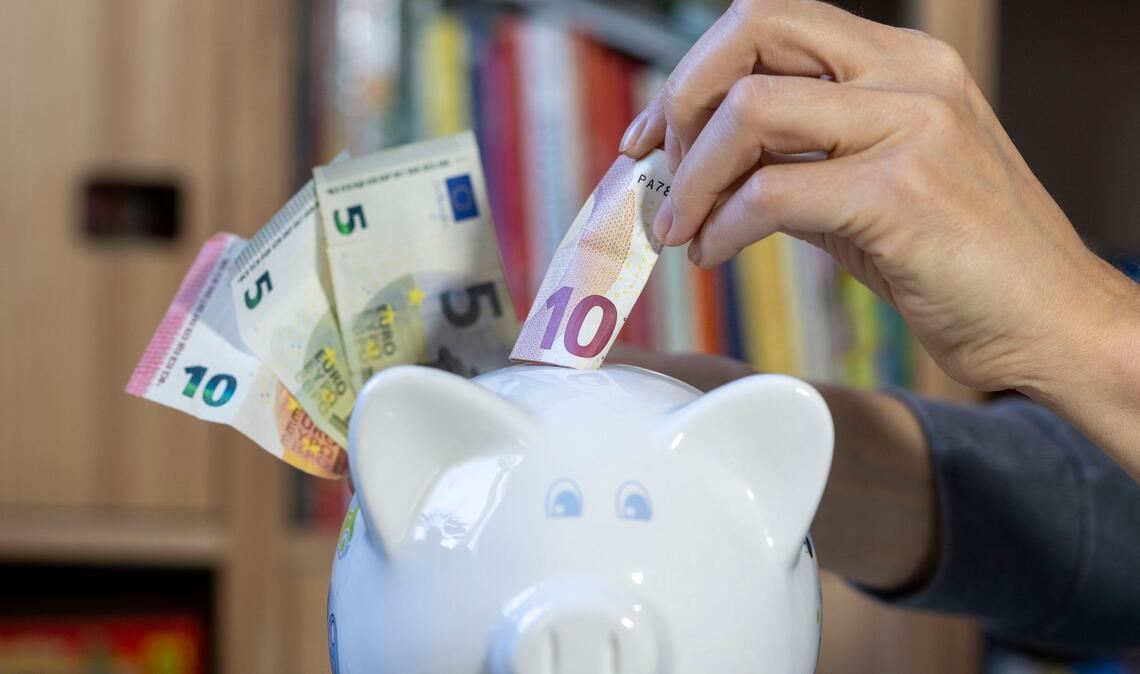 Viele Menschen sparen regelmäßig, am beliebtesten sind Tagesgeld und Festgeld. (Symbolbild)