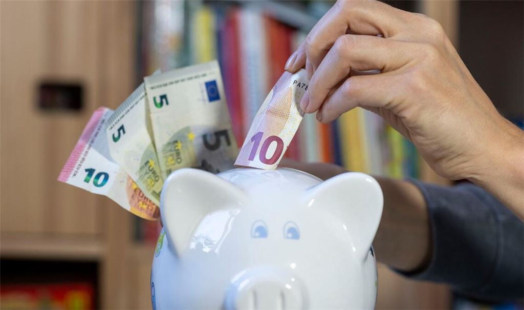 Viele Menschen sparen regelmäßig, am beliebtesten sind Tagesgeld und Festgeld. (Symbolbild)