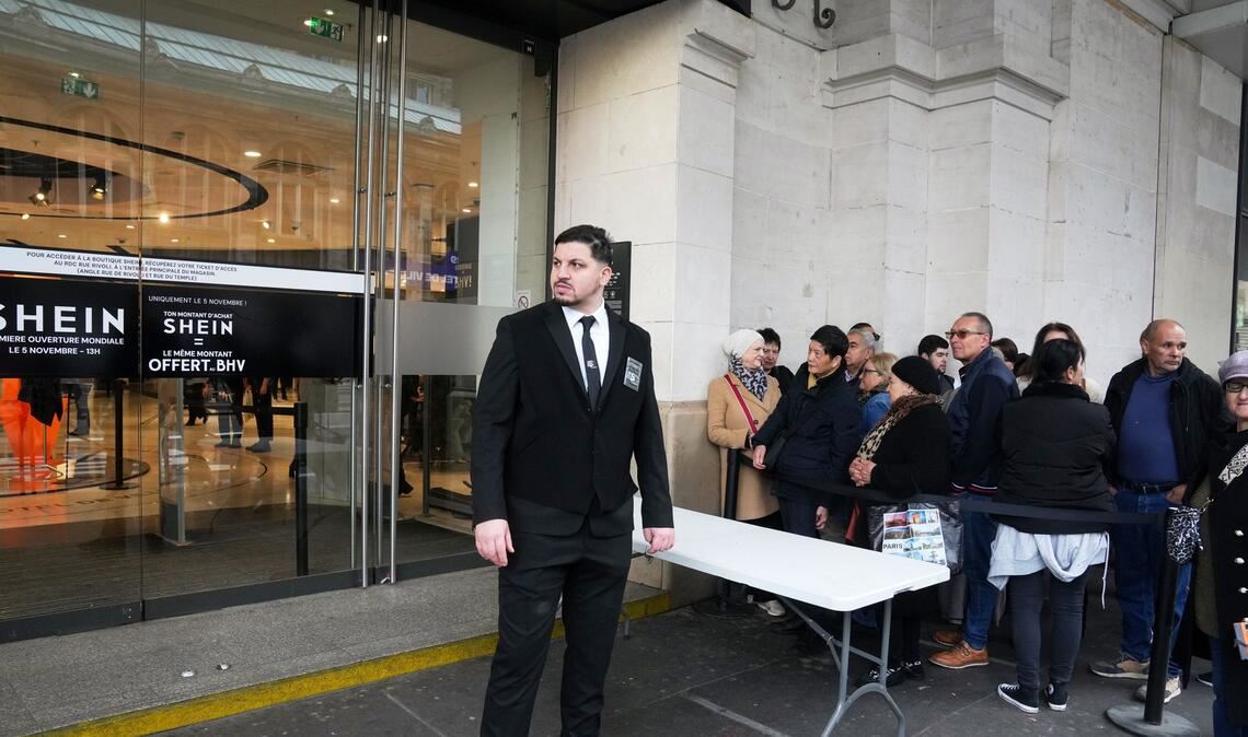 Viele Menschen standen vor der Eröffnung stundenlang Schlange.