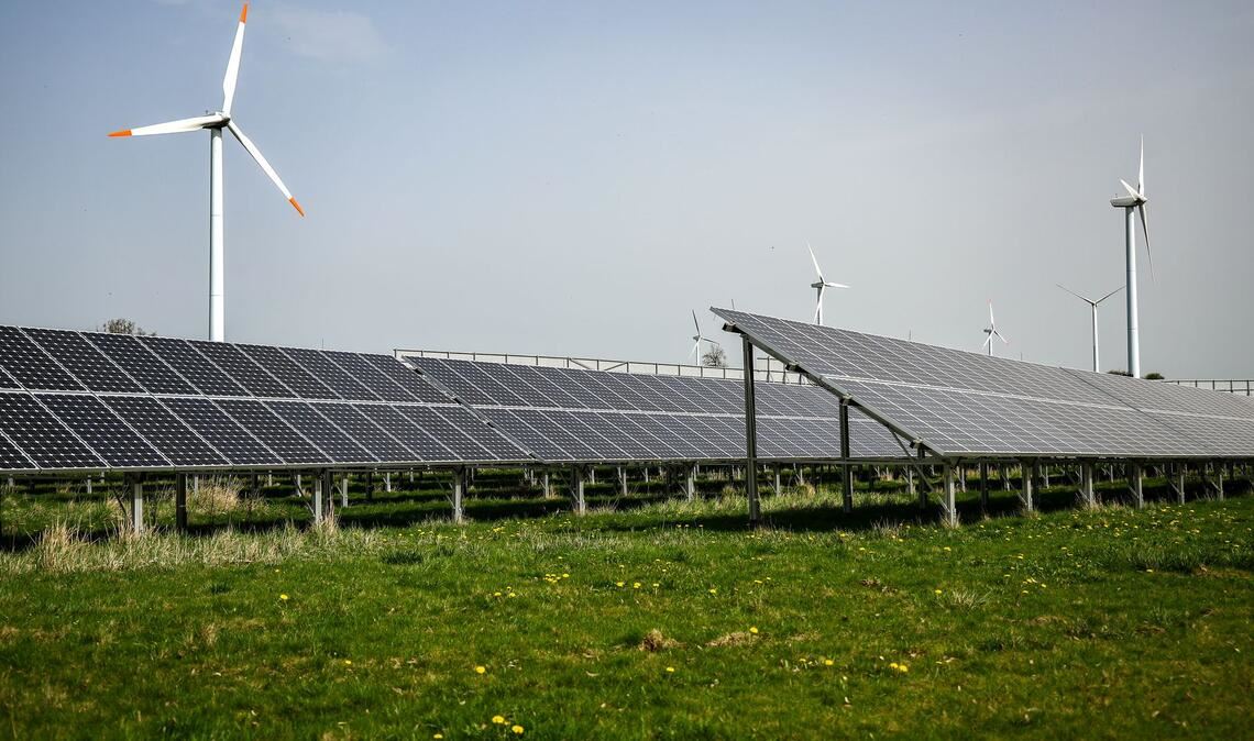 Viele Menschen verbinden die Energiewende der Umfrage zufolge tendenziell eher mit Risiken als mit Chancen. (Symbolbild)