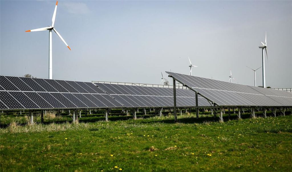 Viele Menschen verbinden die Energiewende der Umfrage zufolge tendenziell eher mit Risiken als mit Chancen. (Symbolbild)