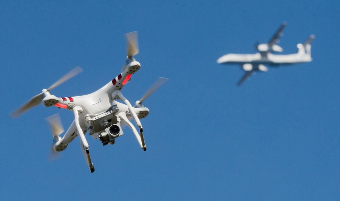 Große Mehrheit laut Umfrage für Abschuss illegaler Drohnen Viele Menschen vermuten Russland hinter den Drohnensichtungen. (Symbolbild)