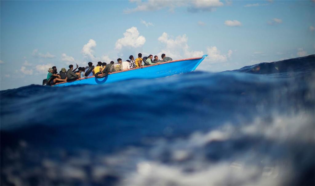 Viele Menschen versuchen, in einfachen Holzbooten über das Mittelmeer nach Europa zu kommen. Die EU will den Flüchtlingsstrom in Zukunft durch neue Regeln besser unter Kontrolle zu bekommen.