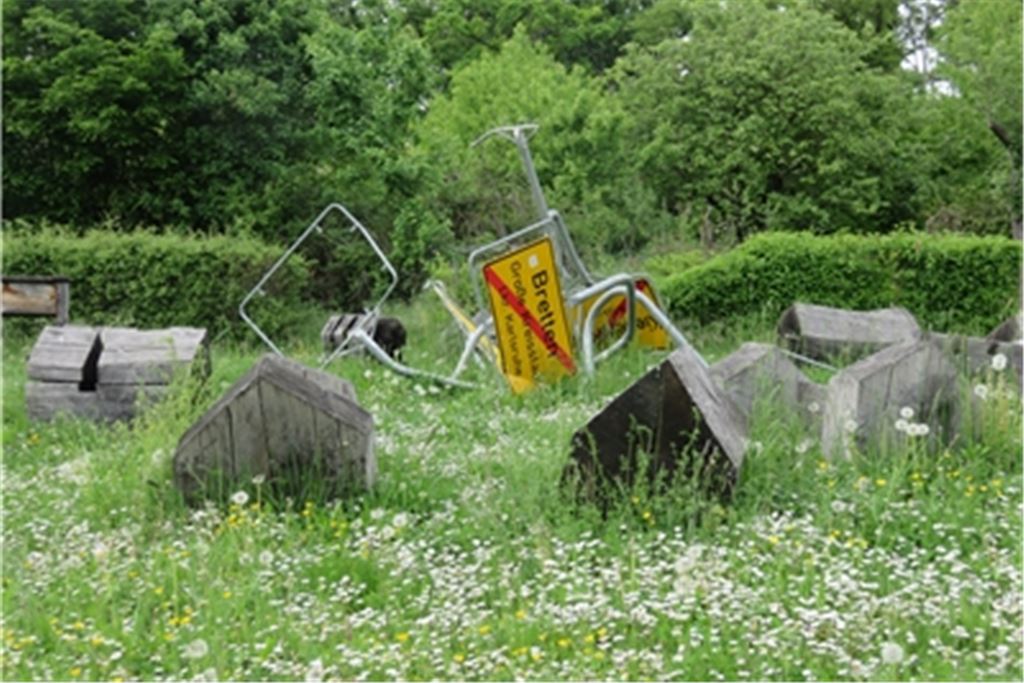 Viele Orte in der Region wurden zerstört, als der französische Sonnenkönig seine Truppen in Richtung der Pfalz schickte und die Taktik der verbrannten Erde anwandte. Das Kunstwerk am Sauberg greift diesen historischen Fakt unter anderem durch verbogene Ortsschilder auf. Diese sind teilweise von Unbekannten gestohlen worden. Foto: Becker