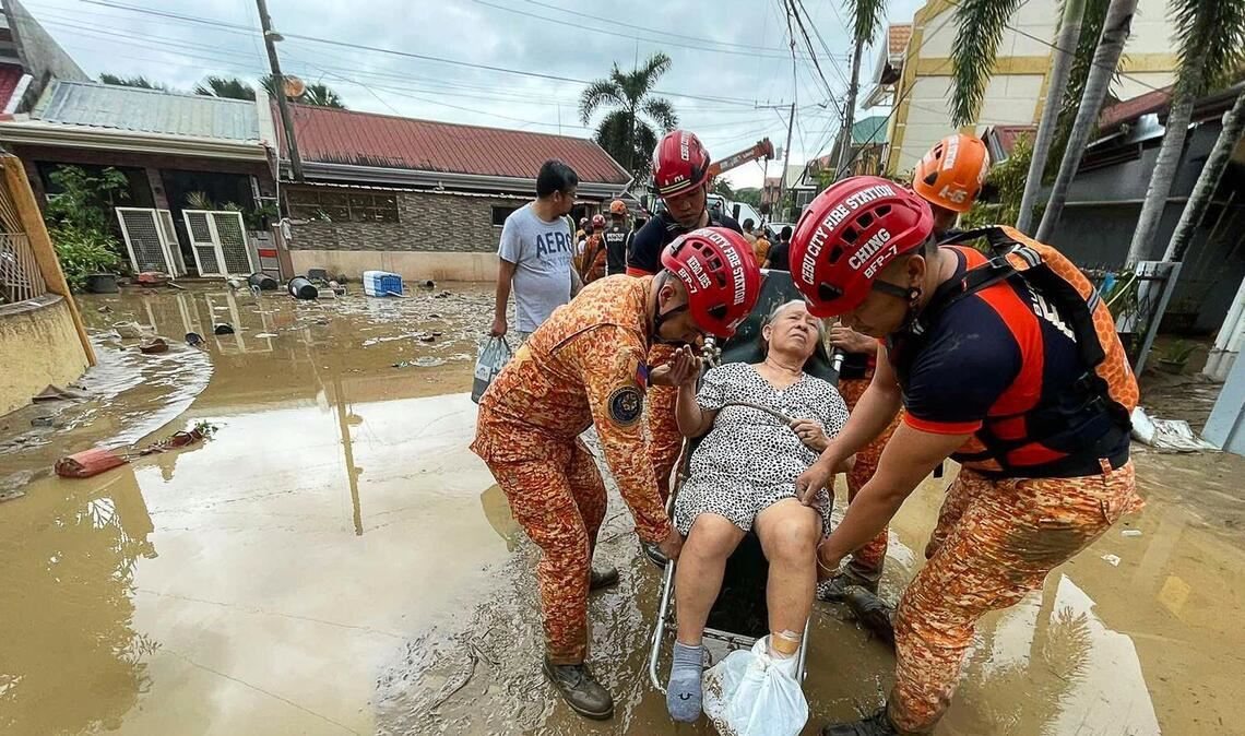 Viele Rettungskräfte versuchten, den Menschen zu helfen.