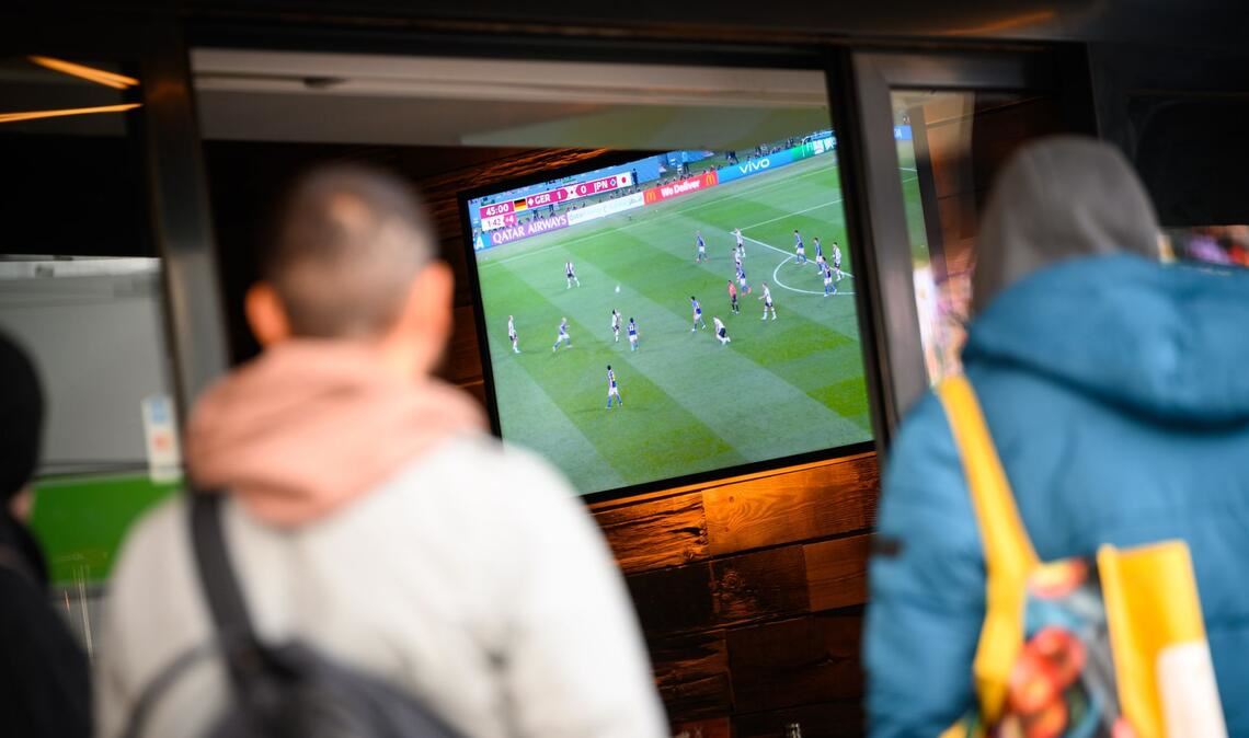 Viele Spiele bei der WM starten erst nach Mitternacht - und damit zu einer ungünstigen Zeit für die Gastronomie. (Archivbild)