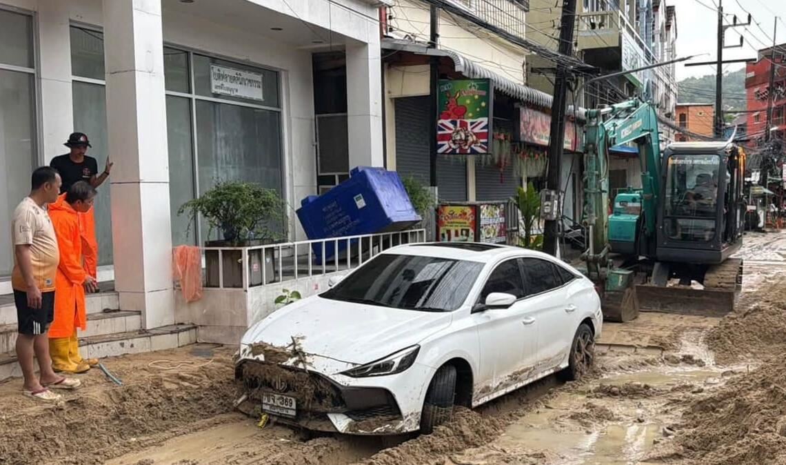 Viele Straßen auf Phuket waren von Schlamm und Geröll bedeckt.