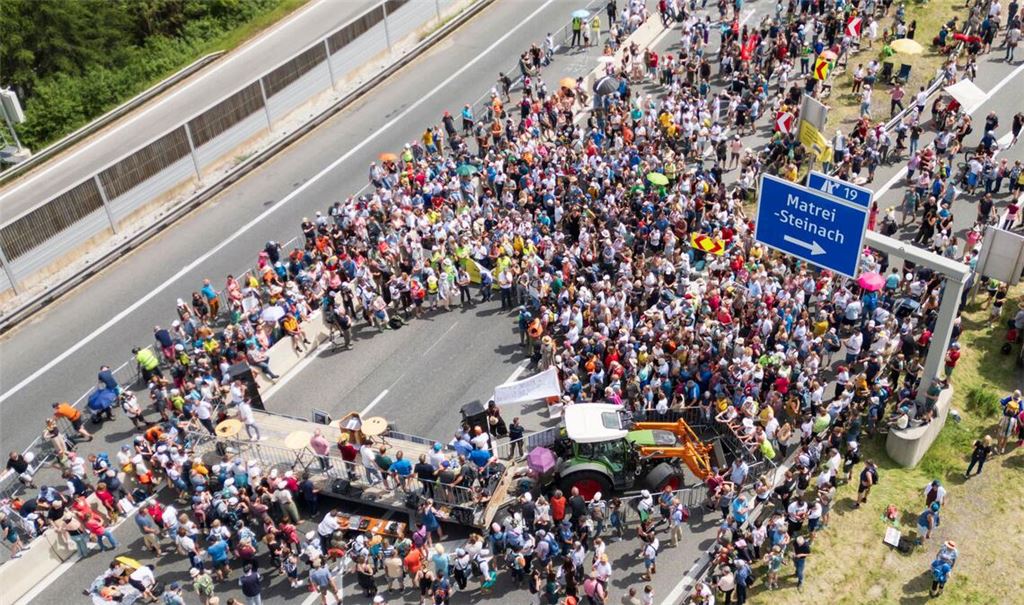 Viele Teilnehmer kamen zur Demo bei Matrei am Samstagnachmittag.