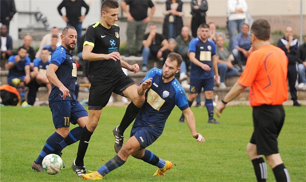 Viele Tore im Derby: Lienzingen (in Schwarz) besiegt Hellas 08 mit 5:2. Foto: Fotomoment